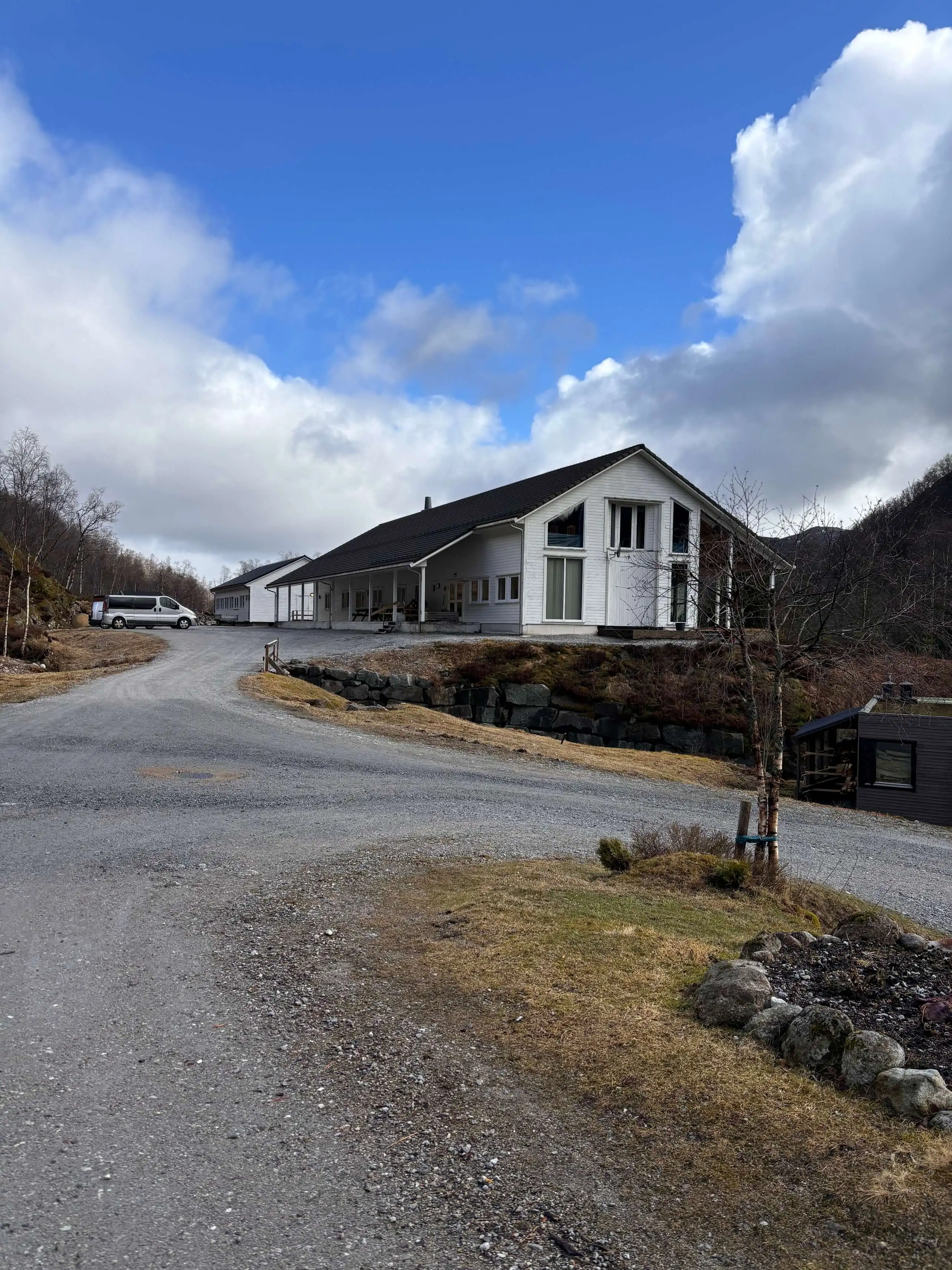 Bjørnestad bygning i naturskjønne omgivelser