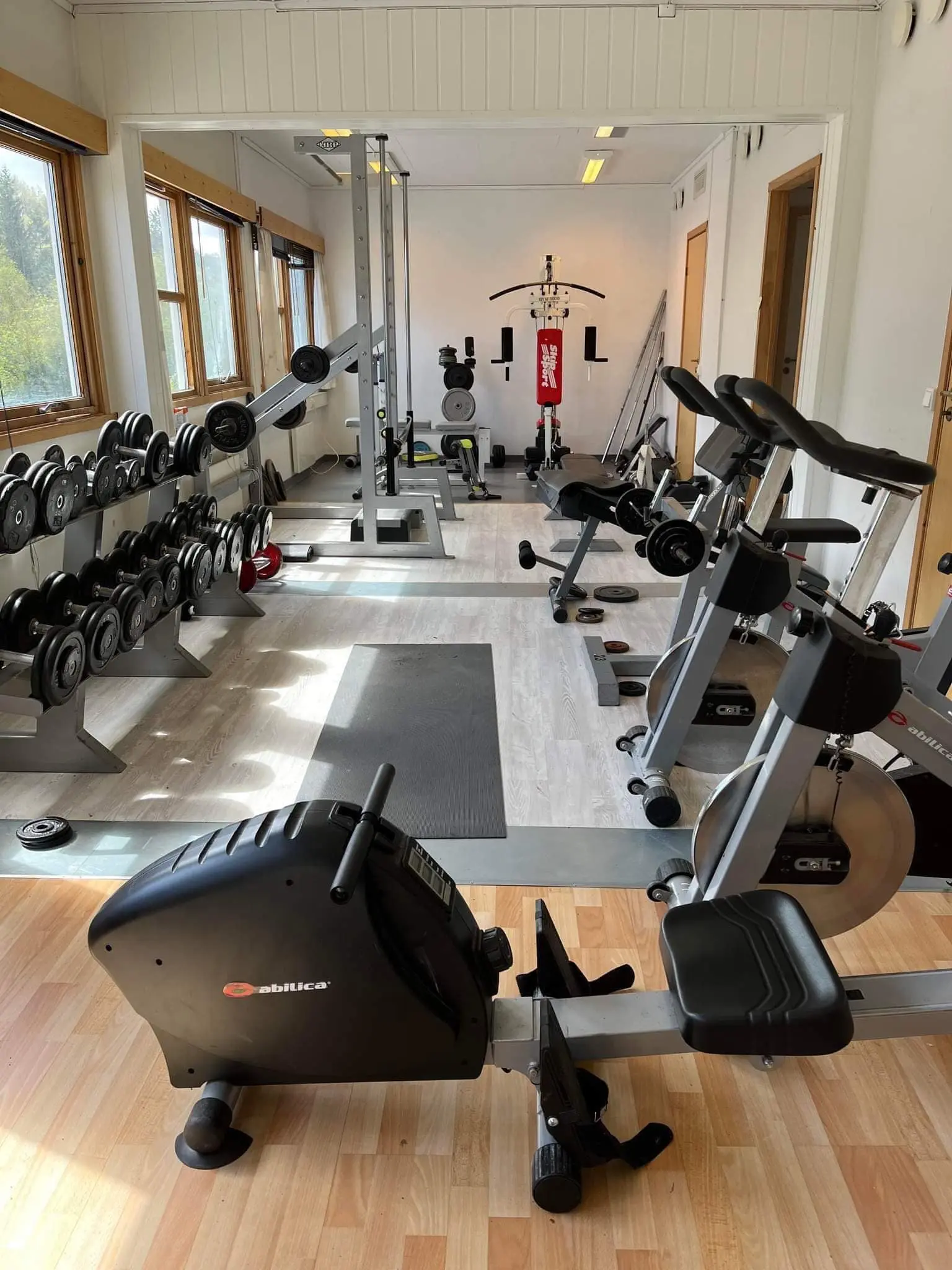 Treningsrom med moderne utstyr